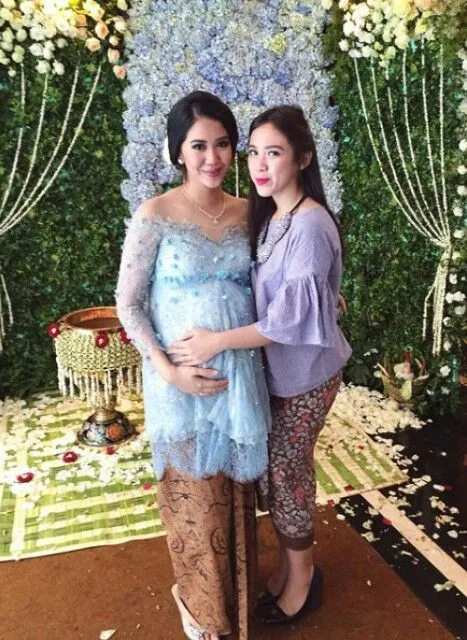13 Inspirasi Style Kebaya Untukmu yang Sedang Berbadan Dua. Hamil pun Tetap Harus Modis, Dong! 16