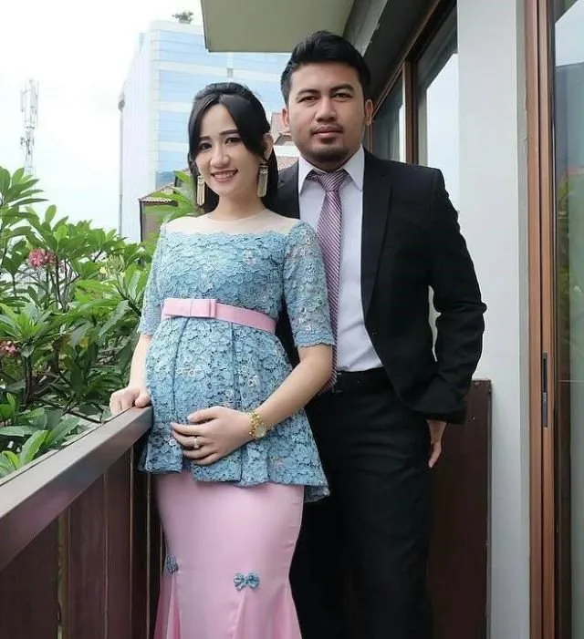 13 Inspirasi Style Kebaya Untukmu yang Sedang Berbadan Dua. Hamil pun Tetap Harus Modis, Dong! 14