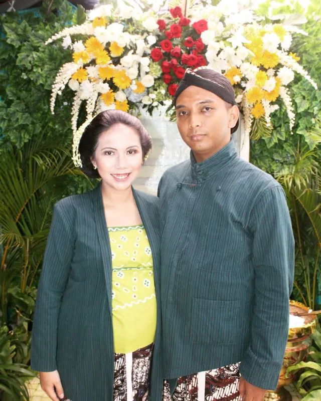 13 Inspirasi Style Kebaya Untukmu yang Sedang Berbadan Dua. Hamil pun Tetap Harus Modis, Dong! 24