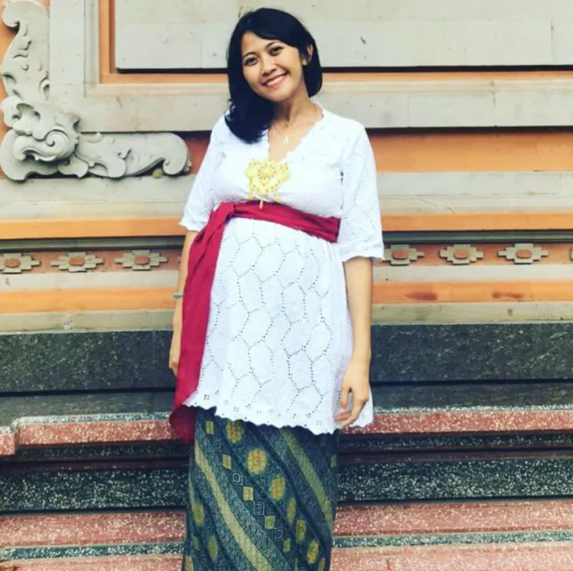 13 Inspirasi Style Kebaya Untukmu yang Sedang Berbadan Dua. Hamil pun Tetap Harus Modis, Dong! 25