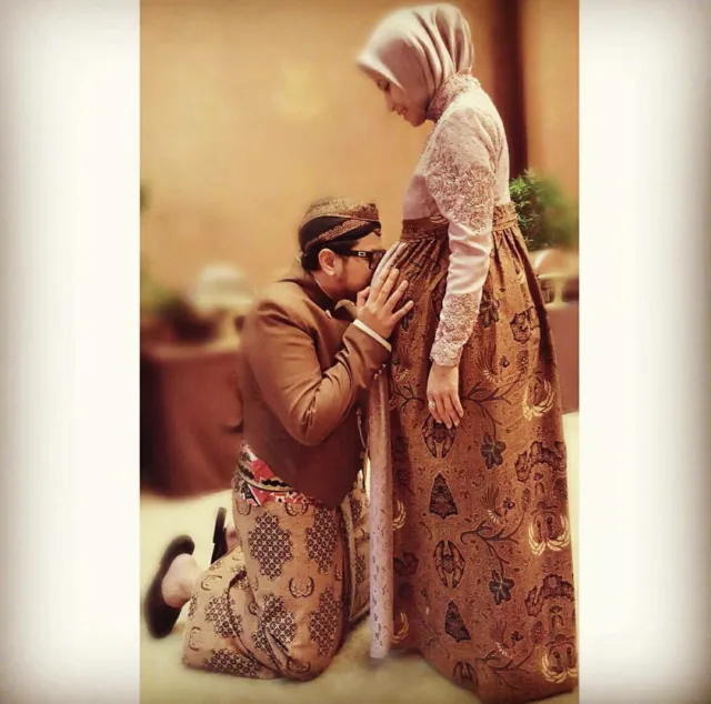 13 Inspirasi Style Kebaya Untukmu yang Sedang Berbadan Dua. Hamil pun Tetap Harus Modis, Dong! 26