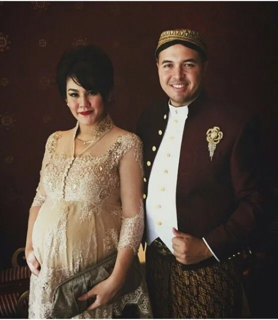 13 Inspirasi Style Kebaya Untukmu yang Sedang Berbadan Dua. Hamil pun Tetap Harus Modis, Dong! 17