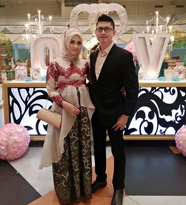 13 Inspirasi Style Kebaya Untukmu yang Sedang Berbadan Dua. Hamil pun Tetap Harus Modis, Dong! 15