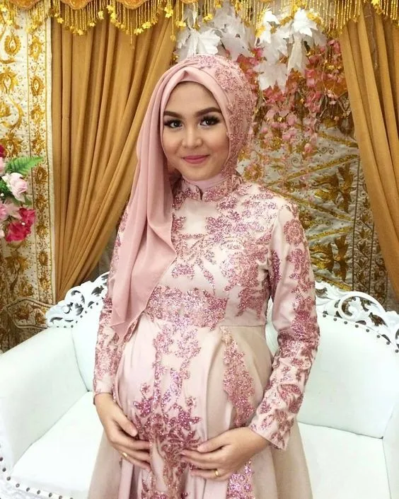 13 Inspirasi Style Kebaya Untukmu yang Sedang Berbadan Dua. Hamil pun Tetap Harus Modis, Dong! 18