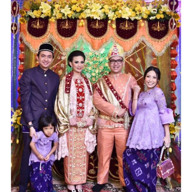 13 Inspirasi Style Kebaya Untukmu yang Sedang Berbadan Dua. Hamil pun Tetap Harus Modis, Dong! 20