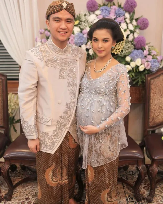 13 Inspirasi Style Kebaya Untukmu yang Sedang Berbadan Dua. Hamil pun Tetap Harus Modis, Dong! 21