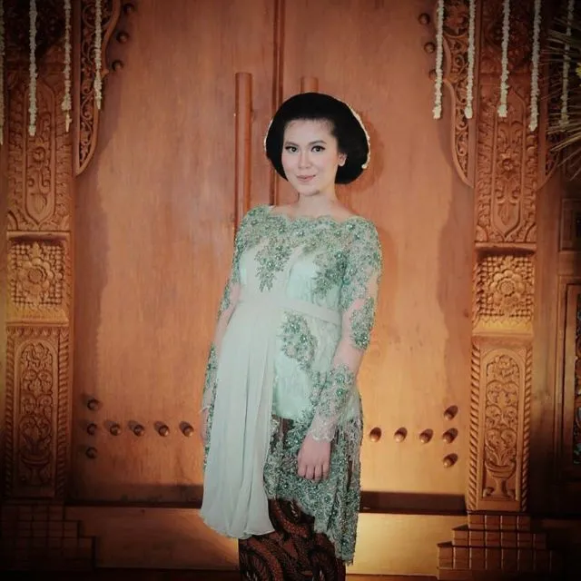 13 Inspirasi Style Kebaya Untukmu yang Sedang Berbadan Dua. Hamil pun Tetap Harus Modis, Dong! 23