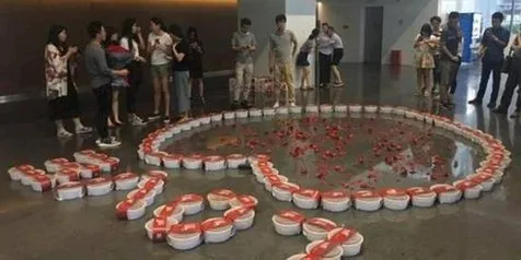 Pemuda Ini Lamar Kekasihnya dengan 99 Lobster, Bisa Buat Buka Restoran Seafood :( 4