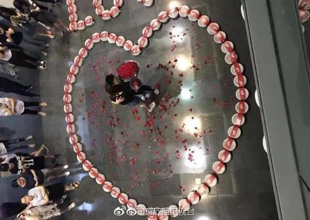 Pemuda Ini Lamar Kekasihnya dengan 99 Lobster, Bisa Buat Buka Restoran Seafood :( 6