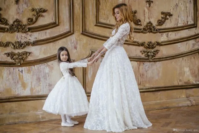 18 Inspirasi Foto Pengantin Wanita Saat Foto Bareng Flower Girl. Momen Uwuwu-nya Dapet Banget! 24