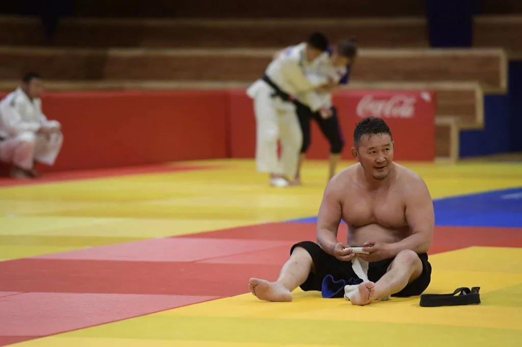 Khaltmaa Battulga, Mantan Atlet Sambo yang Jadi Presiden Mongolia. Nggak Butuh Paspampres Kayaknya! 12