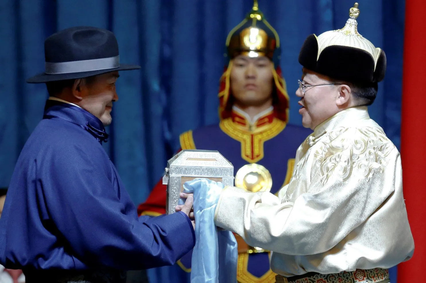 Khaltmaa Battulga, Mantan Atlet Sambo yang Jadi Presiden Mongolia. Nggak Butuh Paspampres Kayaknya! 11