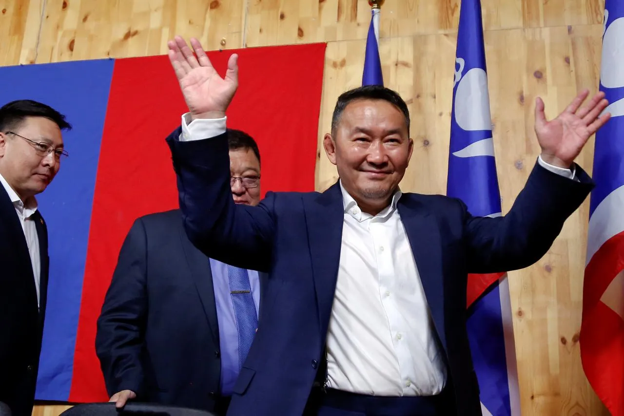 Khaltmaa Battulga, Mantan Atlet Sambo yang Jadi Presiden Mongolia. Nggak Butuh Paspampres Kayaknya! 8