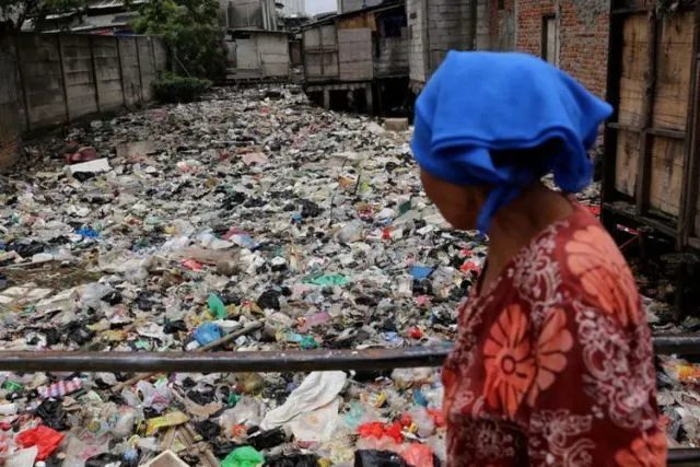 Ada Solusi Baru Atasi Limbah Plastik. Plastik Bekas Bakal Diubah Jadi Jalan Raya, Keren Nih! 7