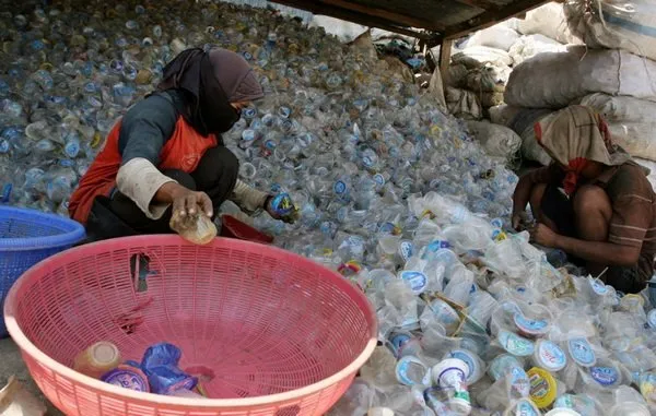 Ada Solusi Baru Atasi Limbah Plastik. Plastik Bekas Bakal Diubah Jadi Jalan Raya, Keren Nih! 5