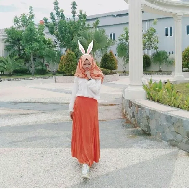 12 Inspirasi Rok Rempel Untukmu yang Berhijab. Inilah Kunci Tampil Menawan dalam Sekejap 23