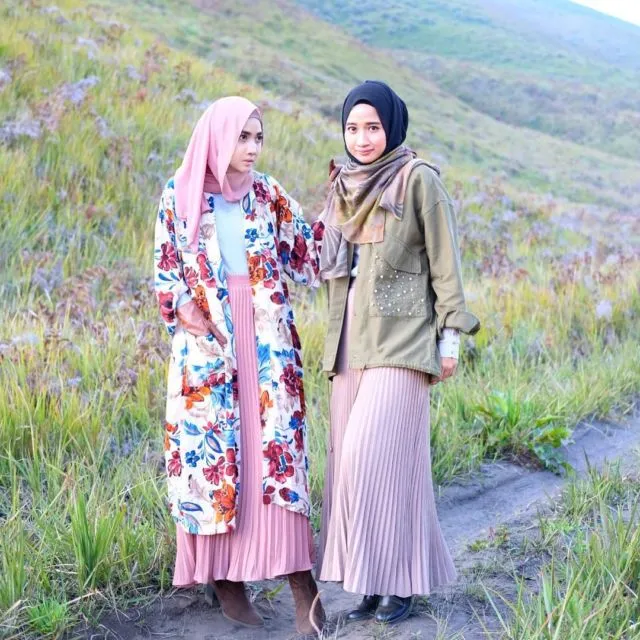 12 Inspirasi Rok Rempel Untukmu yang Berhijab. Inilah Kunci Tampil Menawan dalam Sekejap 14