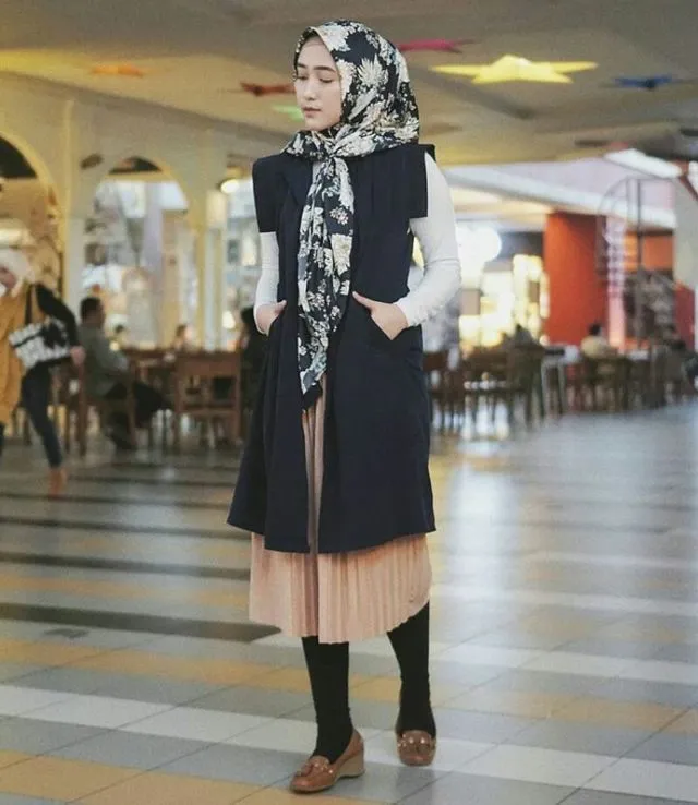 12 Inspirasi Rok Rempel Untukmu yang Berhijab. Inilah Kunci Tampil Menawan dalam Sekejap 15