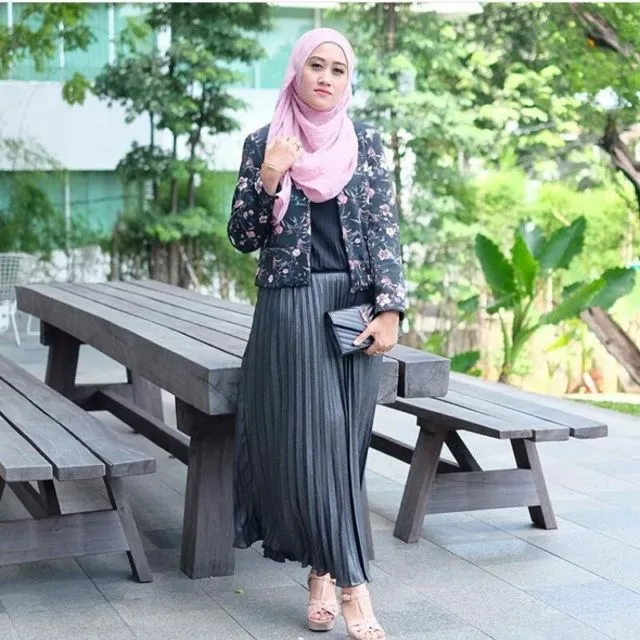 12 Inspirasi Rok Rempel Untukmu yang Berhijab. Inilah Kunci Tampil Menawan dalam Sekejap 17