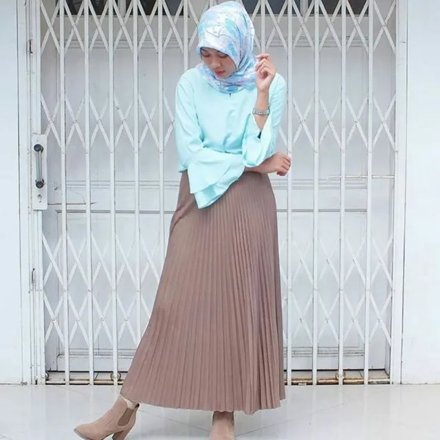 12 Inspirasi Rok Rempel Untukmu yang Berhijab. Inilah Kunci Tampil Menawan dalam Sekejap 18
