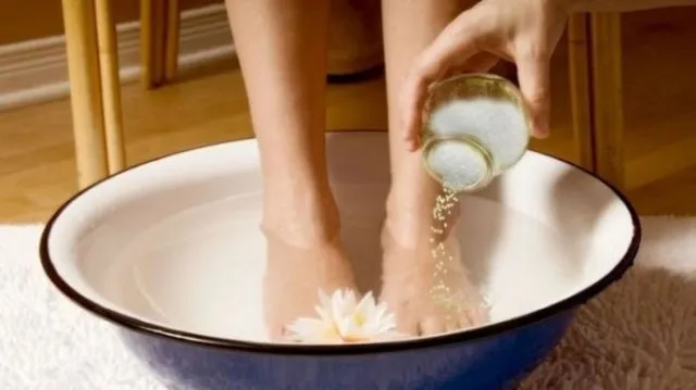 6 Bahan Rendaman Alami untuk Atasi Bau Kaki. Meski Buka Sepatu, Tetap Kering dan Wangi 7