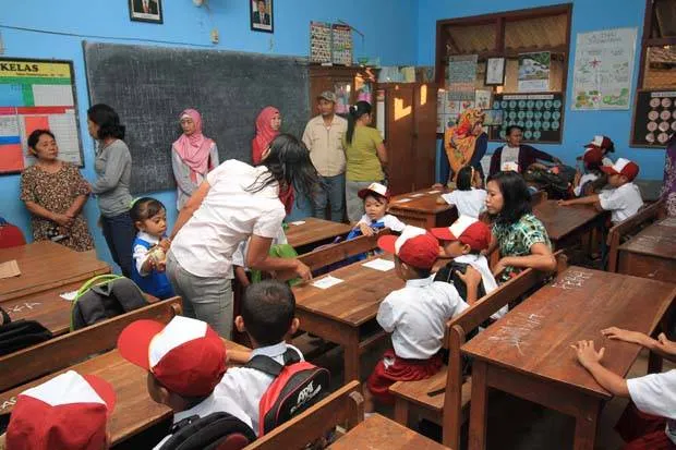 Sekolah Aja Belum Mulai, Tapi Orangtua Murid Udah Berebut Bangku, Sampai Tasnya Dipaku dan Dilakban 52
