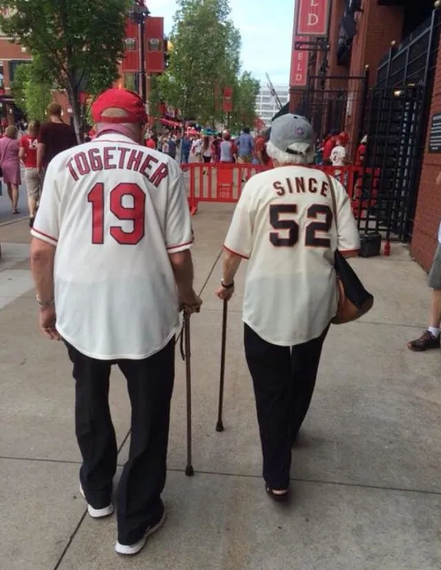 10 Desain Kaus Couple yang Idenya Cerdas Banget, Nggak Sekadar Asal Kembar Aja 17