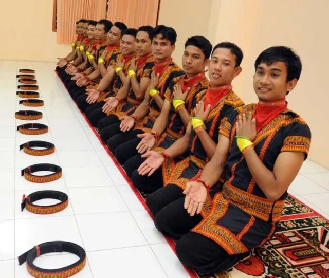 Pagelaran Saman 10.001 Penari Pecahkan Rekor MURI! Kamu Harus Tahu Filosofi Mendalam dari Tarian Ini 18