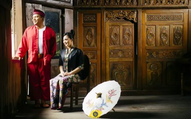 Khidmatnya Sesi Prewedding Menggunakan Pakaian Adat Daerah, 16 Inspirasinya Ini Bikin Terperangah! 17