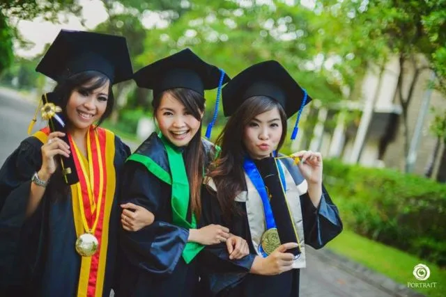 13 Inspirasi Spot Outdoor untuk Foto Wisuda. Biar Lebih Berkesan dan Hasilnya Tetap Istimewa 14