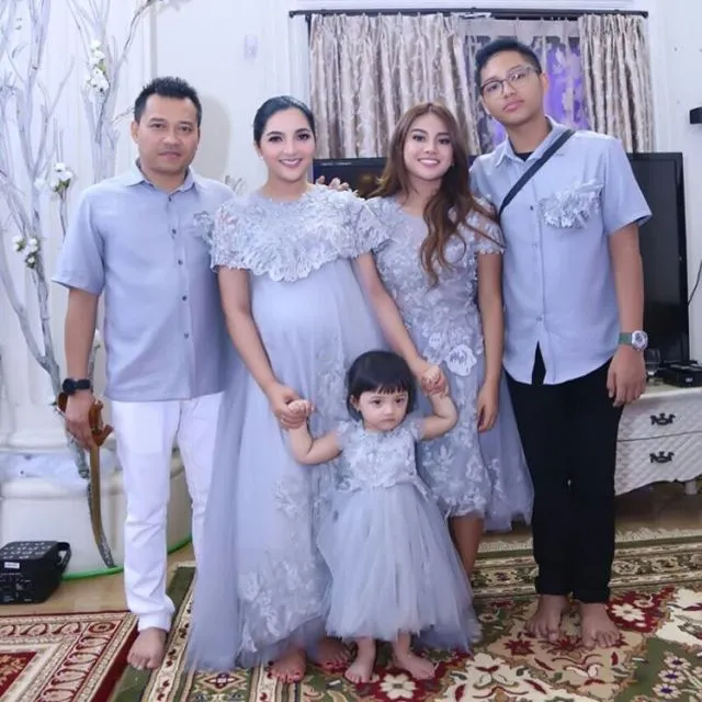 10 Inspirasi Seragam Keluarga untuk Segala Acara. Biarpun Kembaran Namun Tetap Istimewa 11