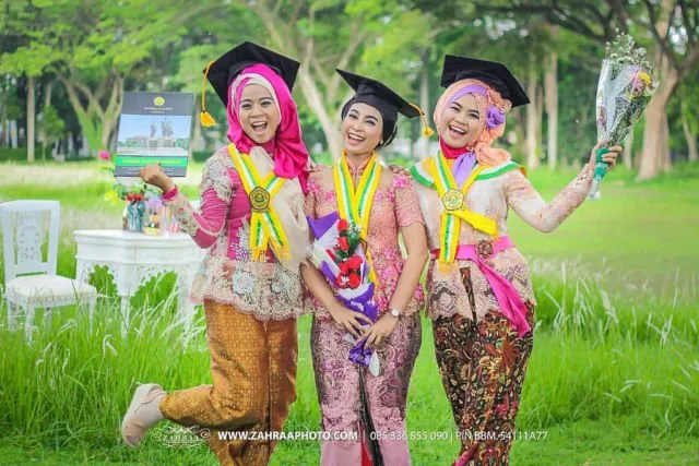 13 Inspirasi Spot Outdoor untuk Foto Wisuda. Biar Lebih Berkesan dan Hasilnya Tetap Istimewa 24