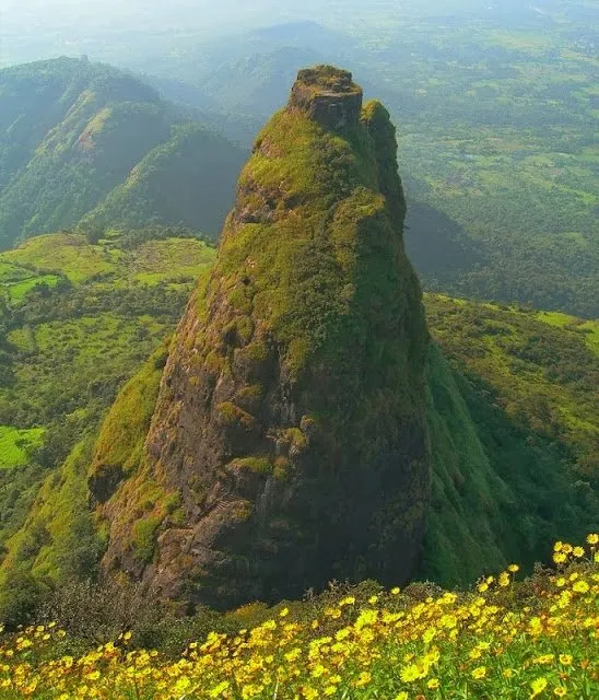 Kalavantin Durg, Benteng dengan Trek Tangga Curam Paling Berbahaya di Dunia. Ngilu Banget Liatnya! 5