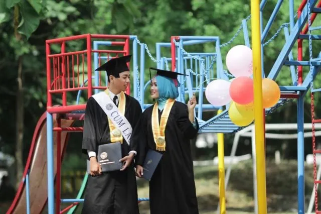 13 Inspirasi Spot Outdoor untuk Foto Wisuda. Biar Lebih Berkesan dan Hasilnya Tetap Istimewa 26