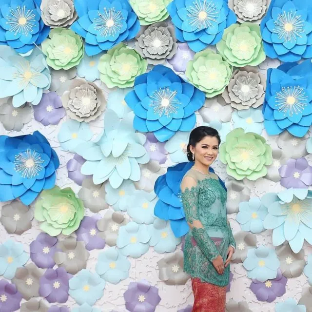 Tren Bunga Kertas untuk Backdrop Lamaran atau Pelaminan yang Manis Banget! Simak 15 Inspirasinya 17
