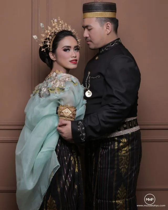 Khidmatnya Sesi Prewedding Menggunakan Pakaian Adat Daerah, 16 Inspirasinya Ini Bikin Terperangah! 26