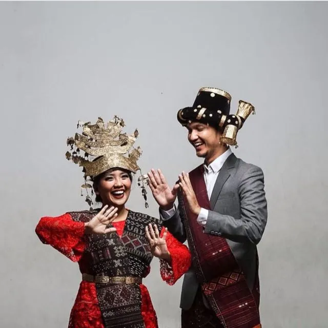 Khidmatnya Sesi Prewedding Menggunakan Pakaian Adat Daerah, 16 Inspirasinya Ini Bikin Terperangah! 28