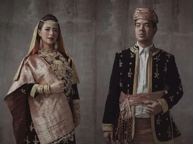 Khidmatnya Sesi Prewedding Menggunakan Pakaian Adat Daerah, 16 Inspirasinya Ini Bikin Terperangah! 25