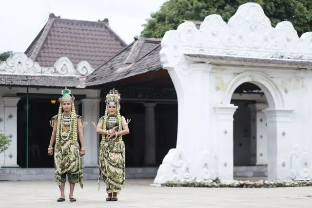 Khidmatnya Sesi Prewedding Menggunakan Pakaian Adat Daerah, 16 Inspirasinya Ini Bikin Terperangah! 22