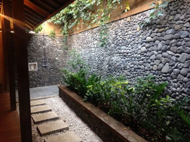 15 Inspirasi Desain Kamar Mandi Pedesaan Outdoor 29