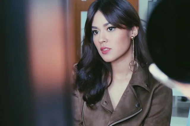 6 Trik Cantik Pakai Anting Panjang yang Lagi Kekinian Biar Nggak Terlihat Maksa 7