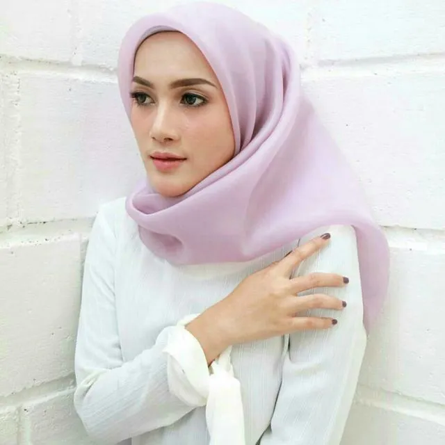 Ini Lho, Hijab Organza Berbahan Mirip Kaca Mengilap yang Lagi Ngetren di Kalangan Hijaber 16