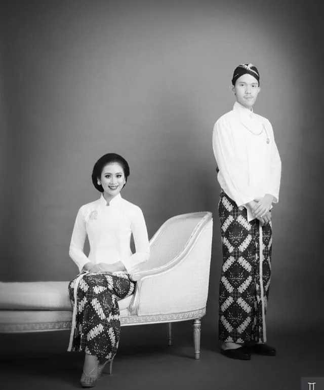 Khidmatnya Sesi Prewedding Menggunakan Pakaian Adat Daerah, 16 Inspirasinya Ini Bikin Terperangah! 24