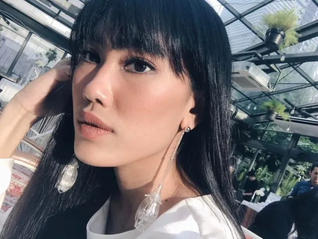 6 Trik Cantik Pakai Anting Panjang yang Lagi Kekinian Biar Nggak Terlihat Maksa 9