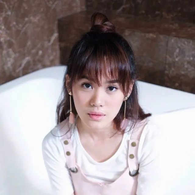 6 Trik Cantik Pakai Anting Panjang yang Lagi Kekinian Biar Nggak Terlihat Maksa 8