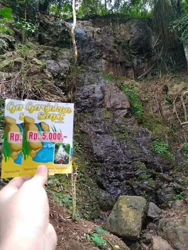 Wisatawan Ini Kesal Ketika Liburan ke Grojokan Secepit tapi Tak Ada Air Terjunnya Sama Sekali! Kocak Abis Sih 4