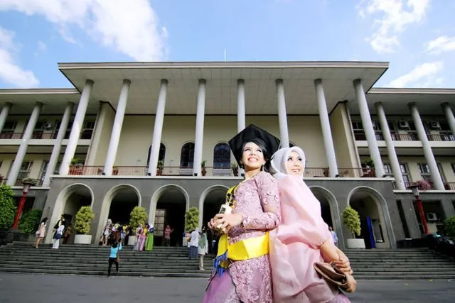 13 Inspirasi Spot Outdoor untuk Foto Wisuda. Biar Lebih Berkesan dan Hasilnya Tetap Istimewa 15