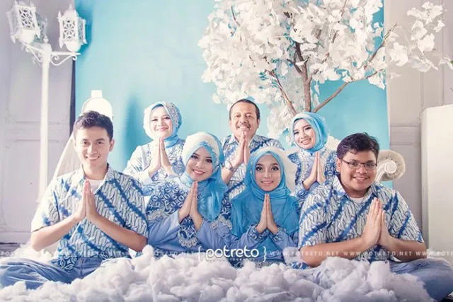 10 Inspirasi Seragam Keluarga untuk Segala Acara. Biarpun Kembaran Namun Tetap Istimewa 12