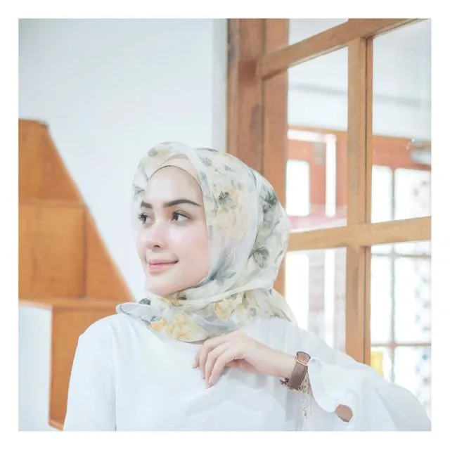 Ini Lho, Hijab Organza Berbahan Mirip Kaca Mengilap yang Lagi Ngetren di Kalangan Hijaber 24