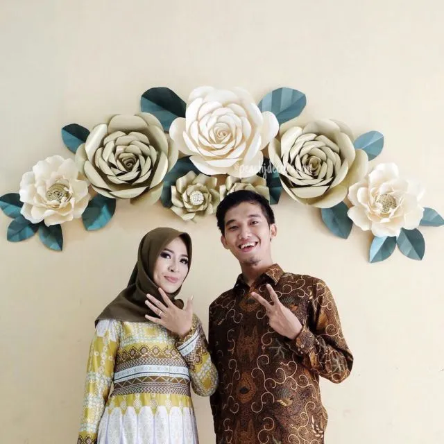 Tren Bunga Kertas untuk Backdrop Lamaran atau Pelaminan yang Manis Banget! Simak 15 Inspirasinya 21